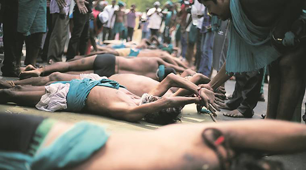 ಉರುಳುಸೇವೆ, ಇಲಿ ಕಚ್ಚಿ ಪ್ರತಿಭಟನೆ!